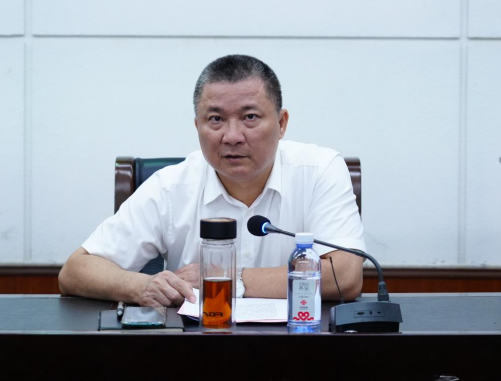学校党委召开理论学习中心组学习会学习贯彻党的二十届三中全会精神